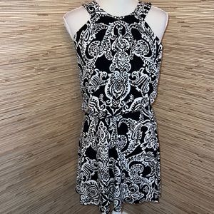White House black market size 4 black & white shorter dress EUC!